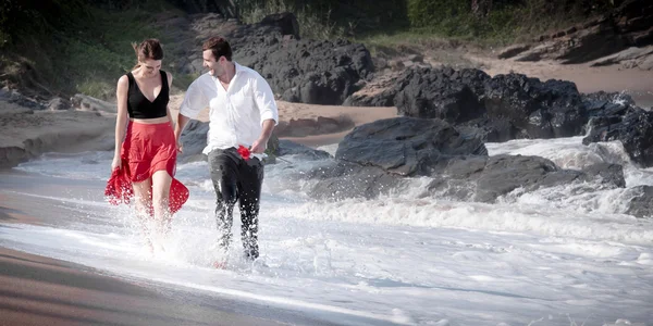 Paar verliefd op strand — Stockfoto