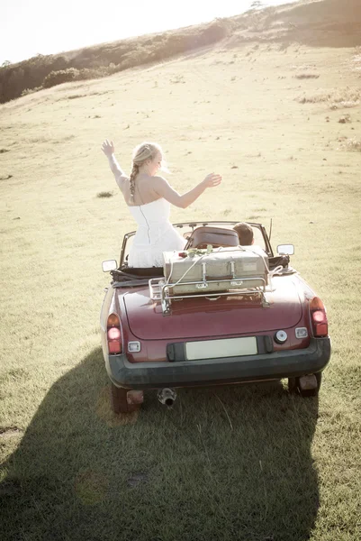 Casal equitação no vintage esporte carro — Fotografia de Stock