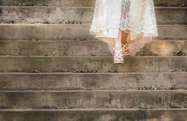 Braut geht Treppe hinunter — Stockfoto