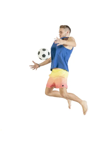 Jogador de futebol jogando futebol — Fotografia de Stock