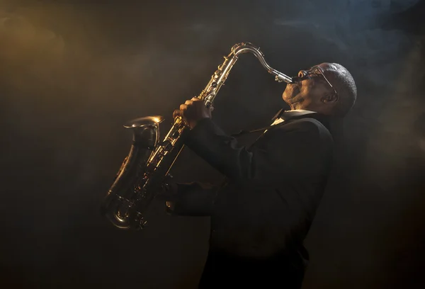 Saxophonist playing on instrument — Stock Photo, Image