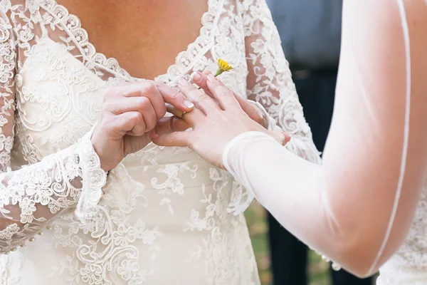 Sposa lesbica mette anello sul dito — Foto Stock