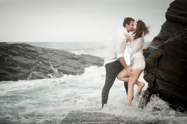 Couple amoureux sur la plage — Photo