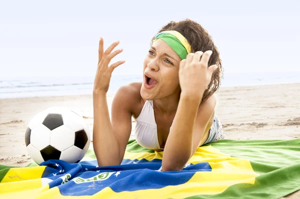 Mujer joven con bandera de Brasil — Foto de Stock