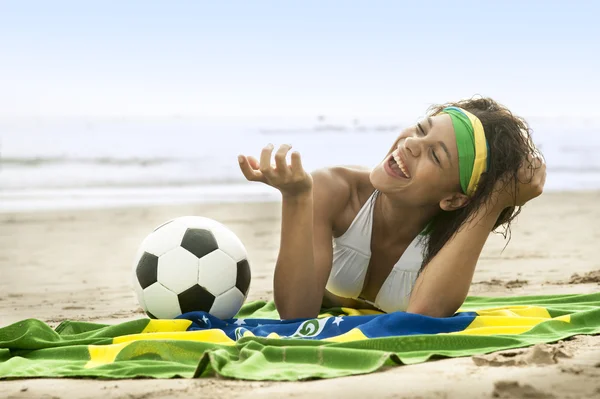 Mujer joven con bandera de Brasil — Foto de Stock