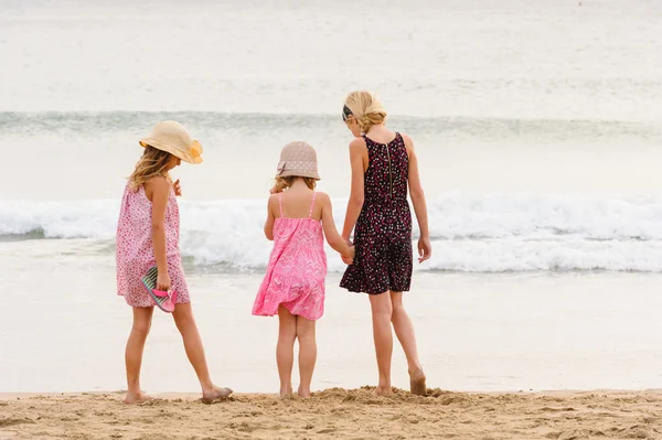 Sœurs debout au bord de la mer — Photo