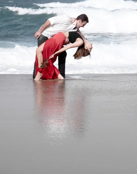 在海滩上恋爱的夫妻 — 图库照片