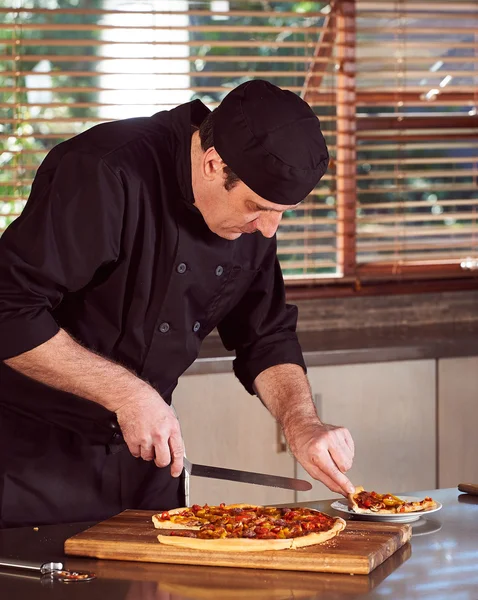 Chef cortando pizza caseira — Fotografia de Stock