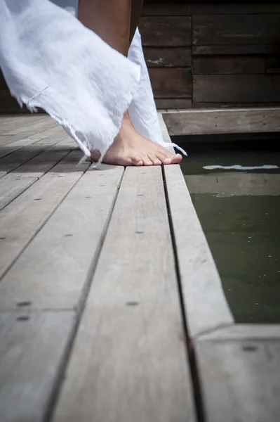 De benen vrouw naast zwembad — Stockfoto