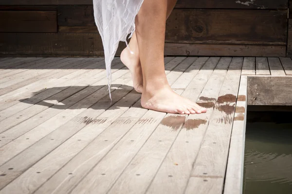 プールの横にある女性の足 — ストック写真
