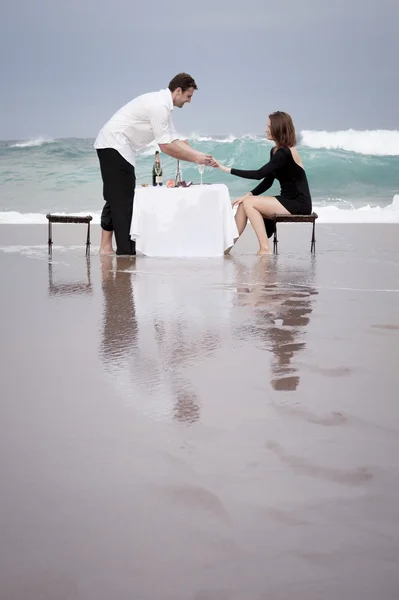 Hombre proponiendo a la mujer —  Fotos de Stock