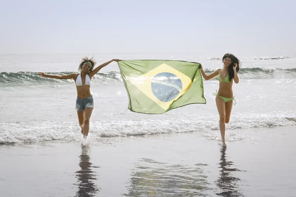 Junge Frauen mit brasilianischer Fahne — Stockfoto