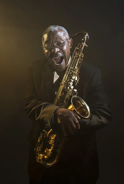 Saxophonist holding instrument — Stock Photo, Image