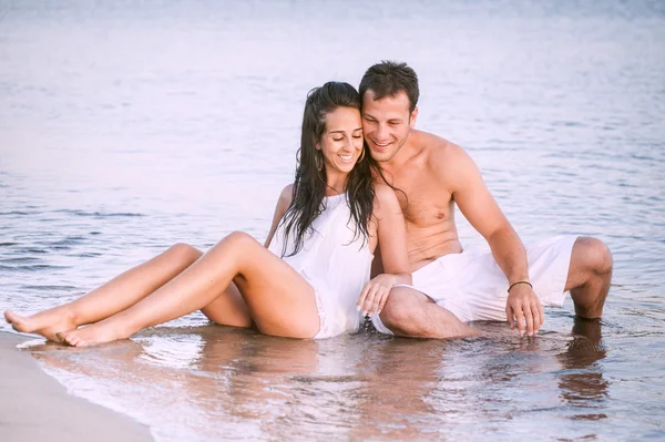 Couple in love on seacoast — Stock Photo, Image