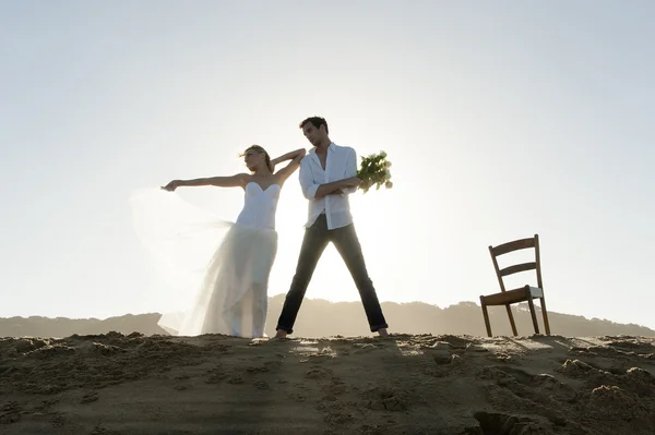 Pareja de pie en la playa —  Fotos de Stock