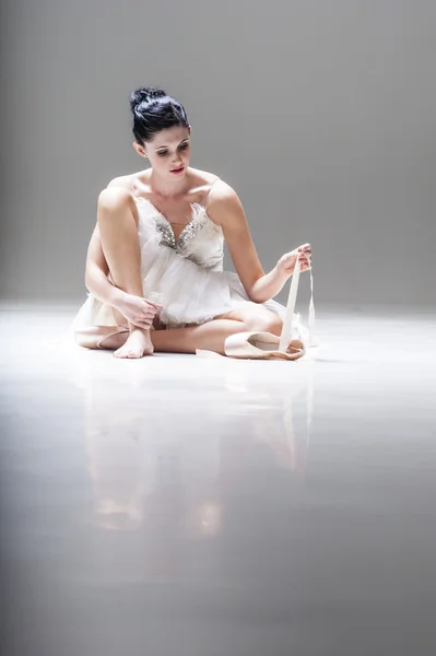 Bailarina posando no estúdio — Fotografia de Stock