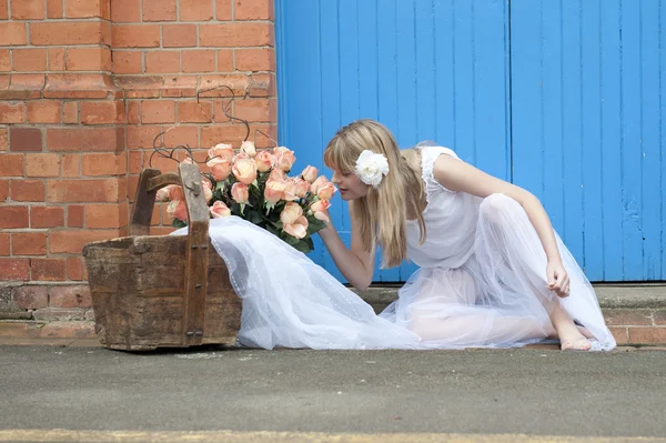 Braut mit einem Blumenkorb — Stockfoto