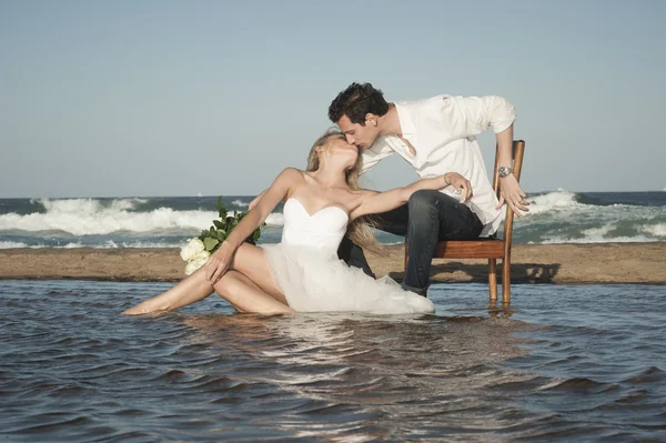 Paar küsst sich am Strand — Stockfoto