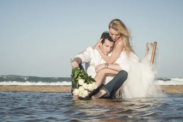 Paar umarmt sich am Strand — Stockfoto