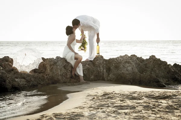 Paar kusjes op het strand — Stockfoto