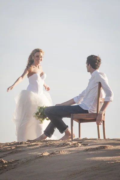 Casal sentado na praia — Fotografia de Stock