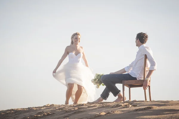 Paar zittend op het strand — Stockfoto