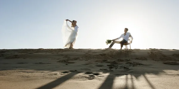Couple assis sur la plage — Photo