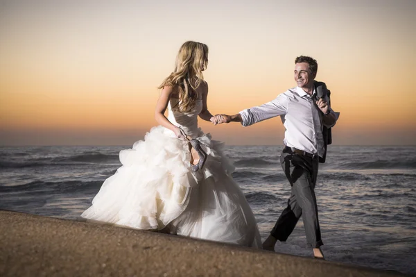 Пара на романтическом свидании на пляже — стоковое фото