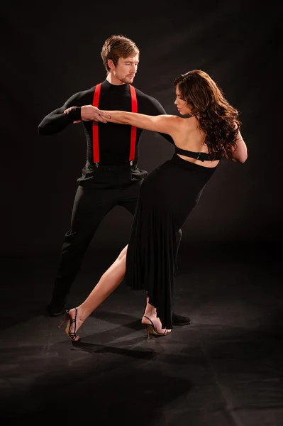 Paar tanzt den Tango — Stockfoto