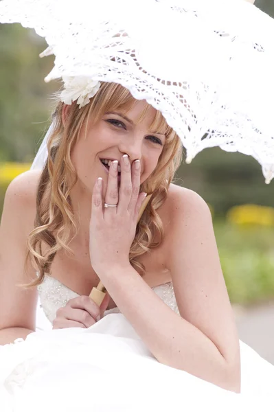 Mooie bruid met paraplu — Stockfoto