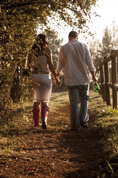 Couple marchant près de la clôture — Photo