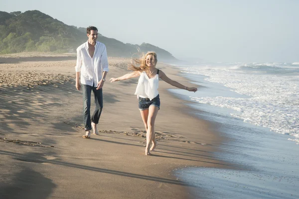 Couple marchant sur la plage — Photo