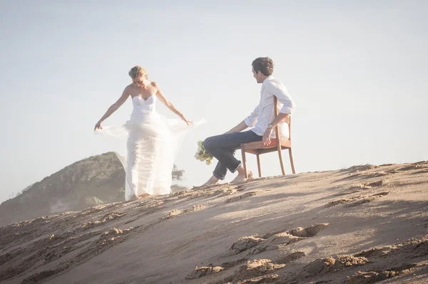 Para siedzi na plaży — Zdjęcie stockowe