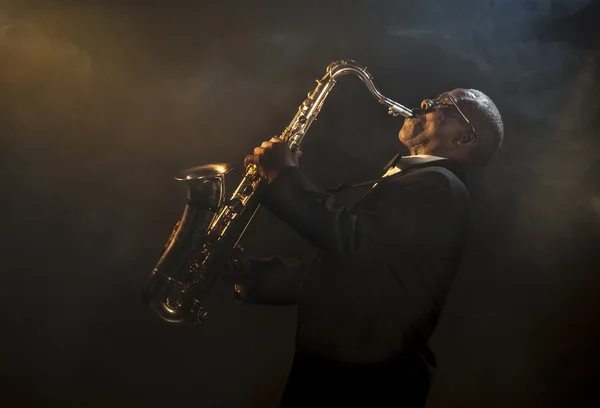 Saxofonist spelen op instrument Stockafbeelding