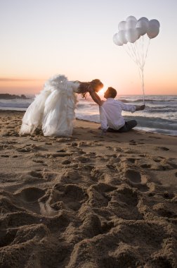 Sahilde Balonlu Çift