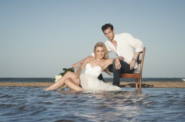 Sahilde oturan Çift 