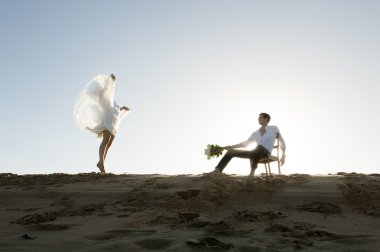 Sahilde oturan Çift 