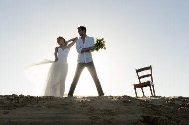 Kumsalda duran bir çift. 