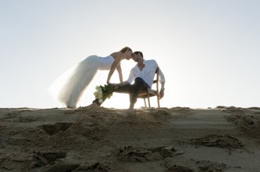 Sahilde oturan Çift 