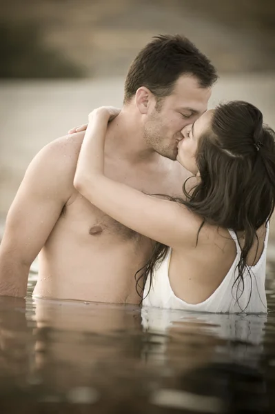 Couple kissing in river — Stock Photo, Image