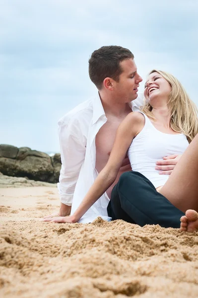 Casal apaixonado na praia — Fotografia de Stock