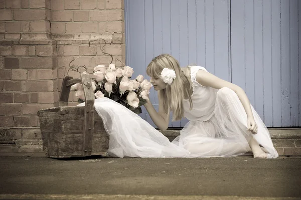 Noiva com uma cesta de flores — Fotografia de Stock