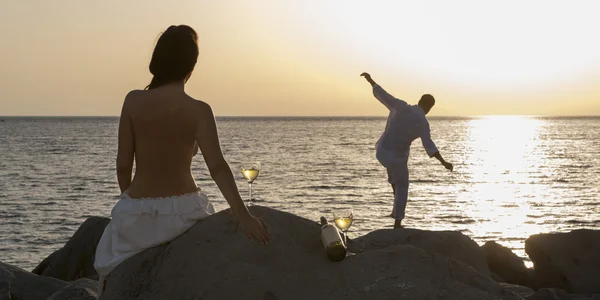 Casal desfrutando por do sol — Fotografia de Stock