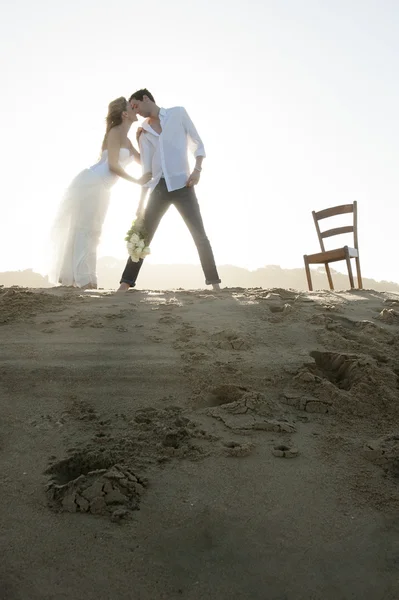 Casal de pé na praia — Fotografia de Stock