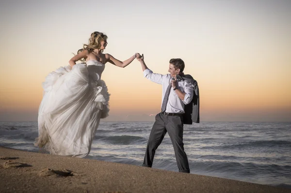 Pareja en cita romántica en la playa —  Fotos de Stock