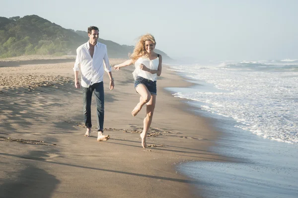 Couple marchant sur la plage — Photo