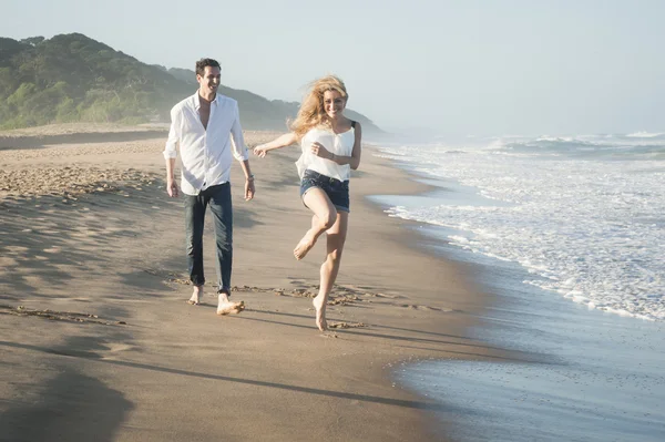 Pareja caminando en la playa —  Fotos de Stock