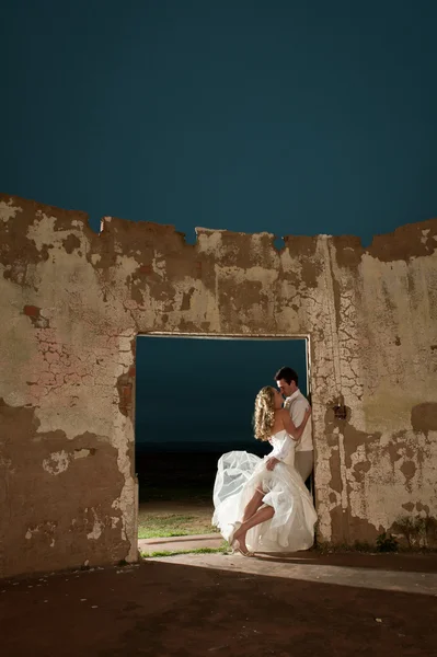 Menyasszony és a vőlegény flörtöl — Stock Fotó