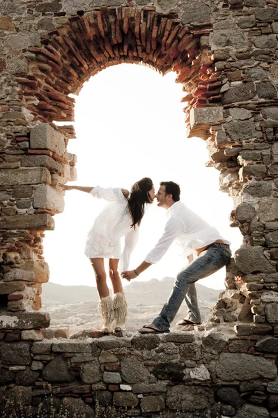 情侣接吻在石头拱门 — 图库照片