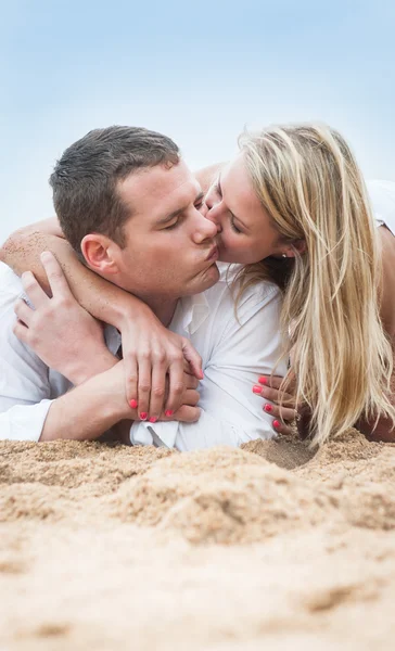 Casal apaixonado na praia — Fotografia de Stock